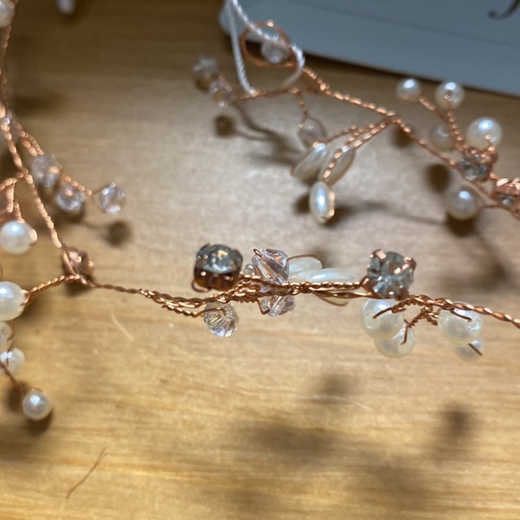 Beautiful Rhinestone and pearl wedding headband - Picture 6 of 7